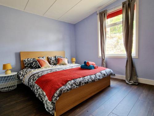 um quarto com uma cama com um urso de peluche em Three Bridges Waterfront em North Queensferry
