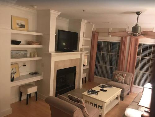Spacious 2 Bed/2 Bath Condo by the Ocean – Photos 3