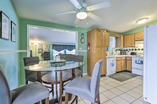 Dapur atau dapur kecil di North Port Escape with Pool about 12 Mi to Beach!