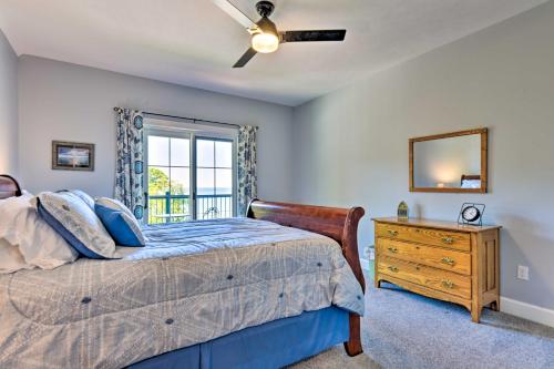 Ένα ή περισσότερα κρεβάτια σε δωμάτιο στο Charming Lake Erie Getaway Walk to Beach!