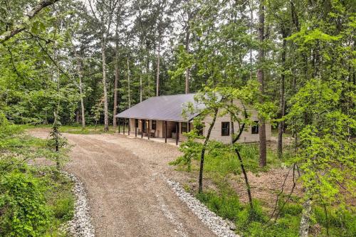 Chic Broken Bow Cabin with Hot Tub and Breezeway!, Broken Bow – Updated  2023 Prices