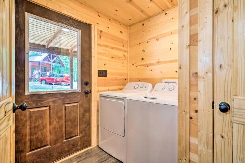 Kuchyň nebo kuchyňský kout v ubytování Stylish Cabin by Beavers Bend Hot Tub and Fire Pit