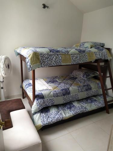 Condominio Palma Real tesisinde bir ranza yatağı veya ranza yatakları