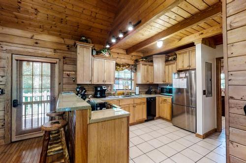 cocina grande con armarios de madera y nevera en Hoof Haven, en New Tazewell