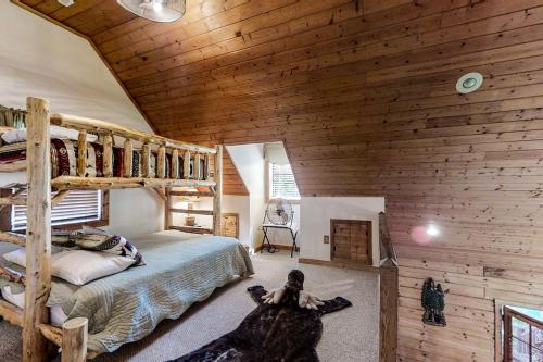 1 dormitorio con litera y paredes de madera en Hoof Haven, en New Tazewell