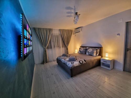 ein Schlafzimmer mit einem Bett und einem TV. in der Unterkunft Blue Star STUDIO in Craiova