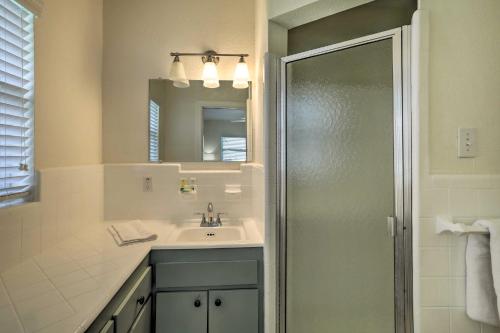 un baño con lavabo y ducha en Bayfront St Pete Beach Home with Outdoor Pool!, en St Pete Beach