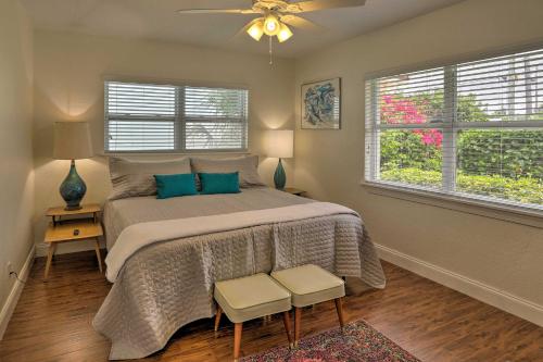 1 dormitorio con 1 cama con 2 sillas y ventilador en Bayfront St Pete Beach Home with Outdoor Pool!, en St Pete Beach