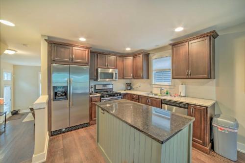 Η κουζίνα ή μικρή κουζίνα στο Benton Harbor Townhome with Golf Course View!