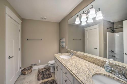Ένα μπάνιο στο Benton Harbor Townhome with Golf Course View!