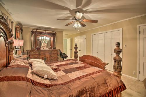 Schlafzimmer mit einem Bett und einem Deckenventilator in der Unterkunft Luxe Hot Springs Home By Oaklawn Racing Casino in Hot Springs