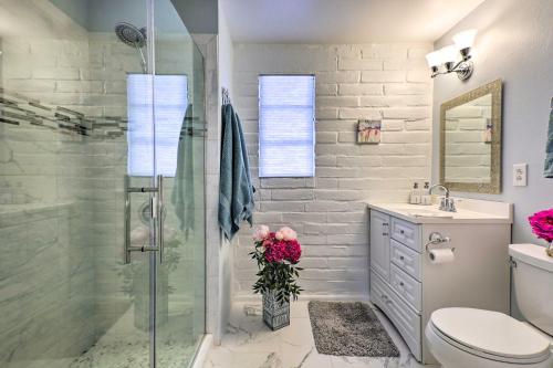 Un baño con ducha, inodoro y lavabo. en Lovely Green Valley Abode with Community Pool!, en Green Valley