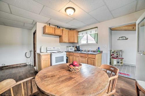 Una cocina o cocineta en Walkable St Ignace Condo with Lake Huron Views