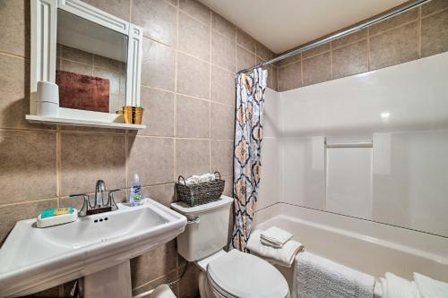 Koupelna v ubytování Walkable St Ignace Condo with Lake Huron Views