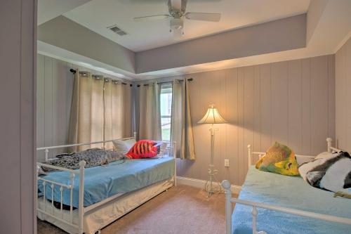 Postel nebo postele na pokoji v ubytování Lakefront Greenwood Getaway with Saltwater Pool