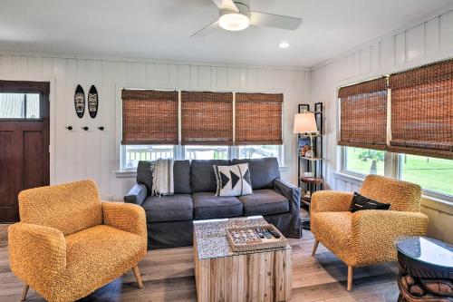 Χώρος καθιστικού στο Walk to Beach Home with Deck in Surfside Beach!