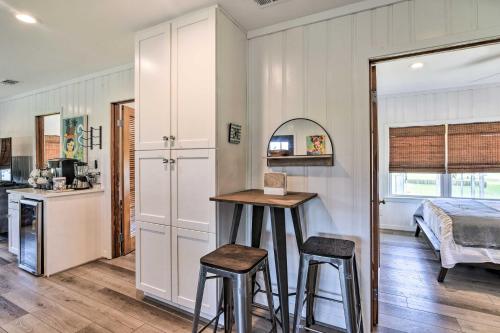 Η κουζίνα ή μικρή κουζίνα στο Walk to Beach Home with Deck in Surfside Beach!