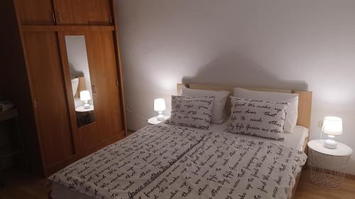 1 dormitorio con 1 cama blanca y 2 lámparas en Kuća za odmor Antonio, en Gospić