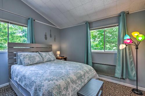 Katil atau katil-katil dalam bilik di Waterfront Sunrise Beach Getaway with 3 Decks!