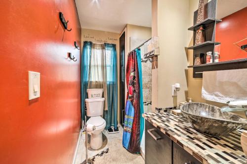 een badkamer met een wastafel en een toilet. bij Pittsburgh Home with Pool, Fire Pit and Game Room in Pittsburgh
