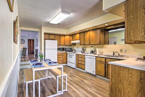 Küche/Küchenzeile in der Unterkunft Charming Choteau Apartment Central Location!
