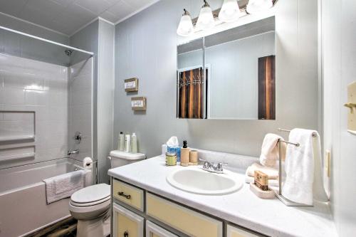 Ein Badezimmer in der Unterkunft Charming Choteau Apartment Central Location!