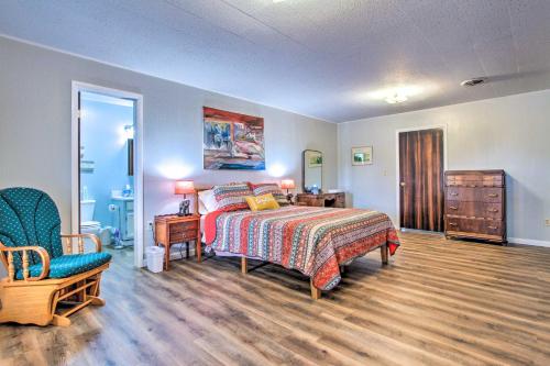 een slaapkamer met een bed, een bureau en een stoel bij Charming Choteau Apartment Central Location! in Choteau