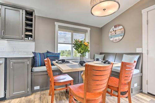 Dapur atau dapur kecil di Quincy Home on Lavender Farm with River Views!