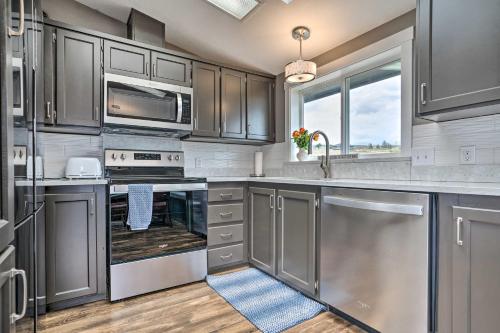 Dapur atau dapur kecil di Quincy Home on Lavender Farm with River Views!
