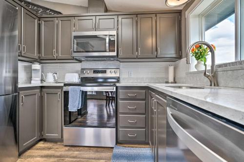 Dapur atau dapur kecil di Quincy Home on Lavender Farm with River Views!