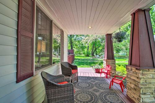 Κήπος έξω από το Retreat with Lake Access and Private Boat Dock!