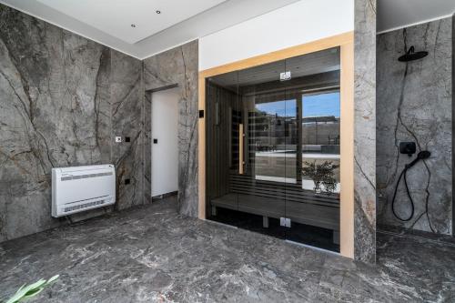 ein Badezimmer mit einem großen Fenster und einer Badewanne in der Unterkunft NEW! Villa Lady Maris with heated private pool, 5 en-suite bedrooms, 70m from beach in Slatine