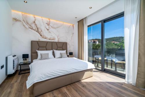 Posteľ alebo postele v izbe v ubytovaní NEW! Villa Lady Maris with heated private pool, 5 en-suite bedrooms, 70m from beach