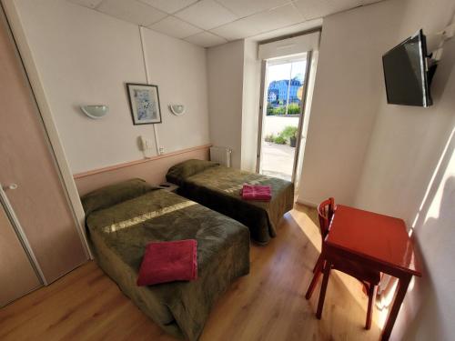 Una cama o camas en una habitación de Hôtel Marquette