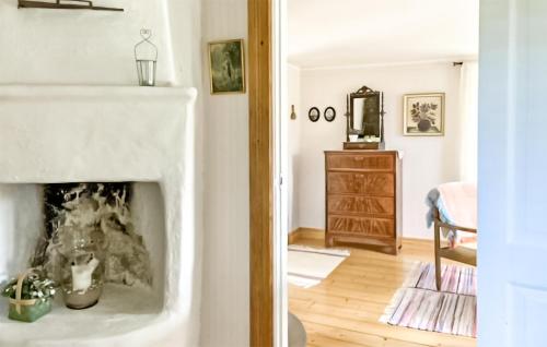 un soggiorno con camino e una camera da letto di Nice Home In Svenljunga With 1 Bedrooms And Wifi a Svenljunga