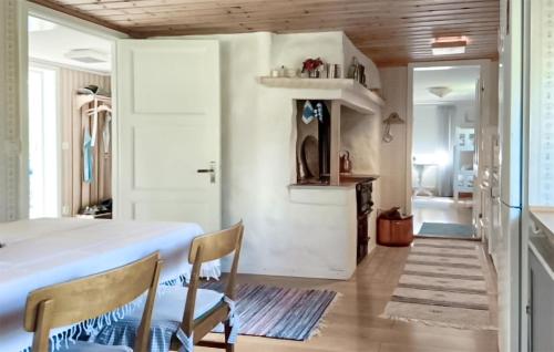 een eetkamer met een witte tafel en stoelen bij Nice Home In Svenljunga With 1 Bedrooms And Wifi in Svenljunga