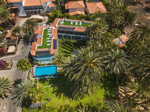 uma vista aérea de uma mansão com palmeiras em Eden Meloneras by TAM Resorts em Maspalomas