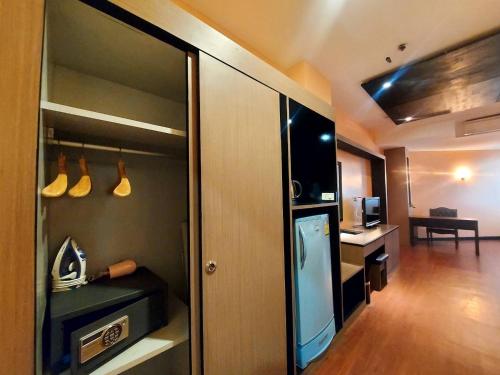 SadaoにあるM Hotel Danokのキッチン付きの部屋へとつながる部屋