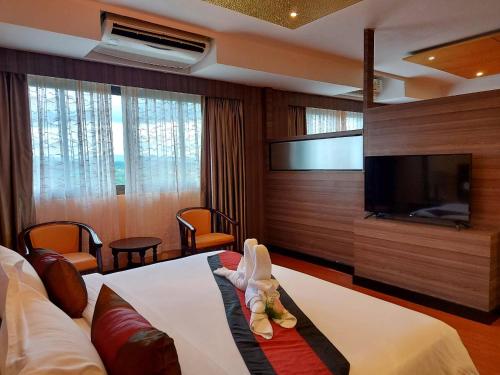 SadaoにあるM Hotel Danokのホテルルーム(ベッド、薄型テレビ付)