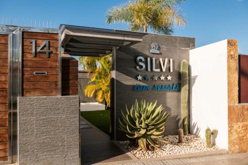 Silvi Villas by TAM Resorts في بلايا ديل إنغلز: علامة على منزل المرح مع الصبار