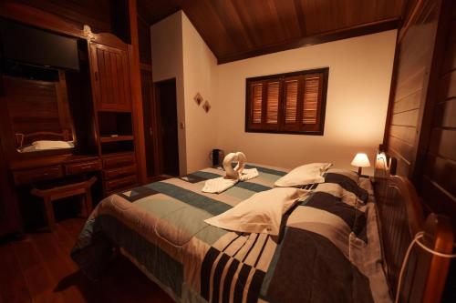 מיטה או מיטות בחדר ב-Pousada dos Quatís