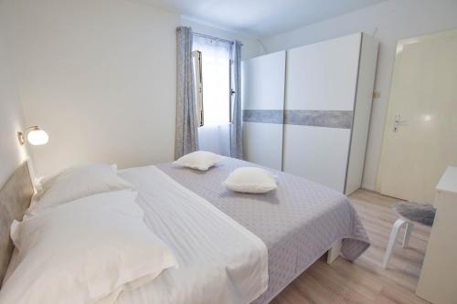 sypialnia z białym łóżkiem i 2 ręcznikami w obiekcie Apartment S and E w mieście Kali