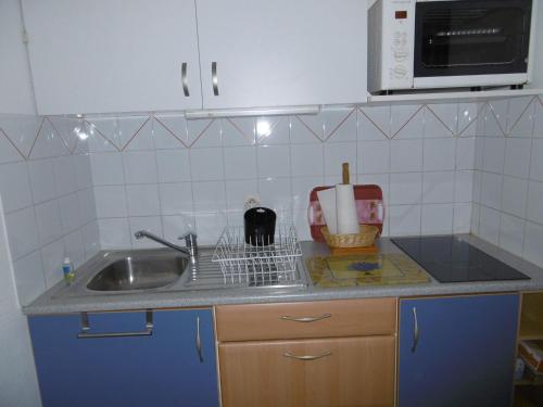 Photo de la galerie de l'établissement Appartement Climatisé avec Parking, Proche Plage et Commodités - Sète - FR-1-472-170, à Sète