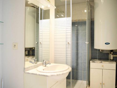 une salle de bain avec un lavabo et une douche dans l'établissement Appartement T2 climatisé avec piscine, terrasse et parking à 600m de la plage - Le Lavandou - FR-1-251-399, au Lavandou