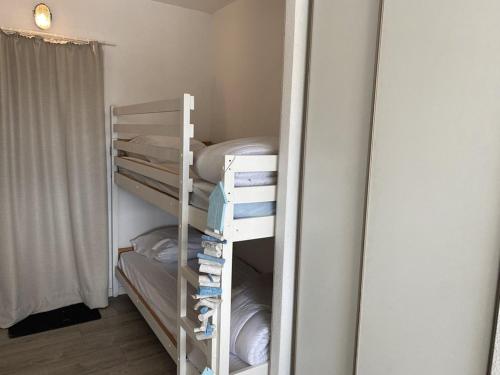 Cette chambre dispose de lits superposés. dans l'établissement Studio 4 pers avec terrasse et parking à Capbreton - FR-1-413-199, à Capbreton
