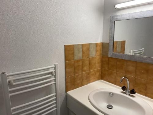 une salle de bain avec un lavabo et un miroir dans l'établissement Studio 4 pers avec terrasse et parking à Capbreton - FR-1-413-199, à Capbreton