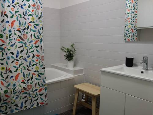 une salle de bain avec un lavabo et un rideau de douche dans l'établissement Appartement VUE MER avec balcon, WIFI et parking à Trégastel - FR-1-368-356, à Trégastel