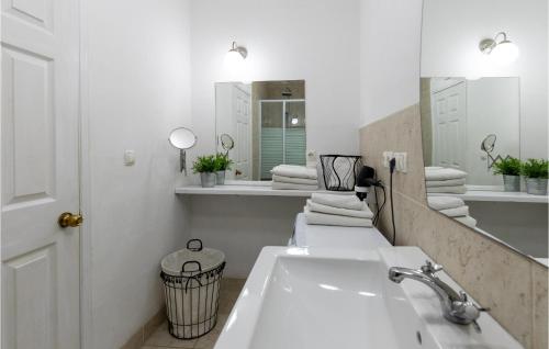 ein weißes Badezimmer mit einem Waschbecken und einem Spiegel in der Unterkunft Awesome Apartment In Klek With House Sea View in Klek