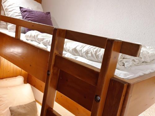 - deux lits superposés dans une chambre dans l'établissement Studio lumineux au pied des pistes, balcon Sud-Ouest, Wi-Fi gratuit, 4 pers, Arc 1800 - FR-1-346-391, à Arc 1800