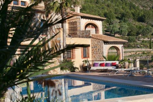 Villa con piscina frente a una casa en Caserio del Mirador, en Jalón